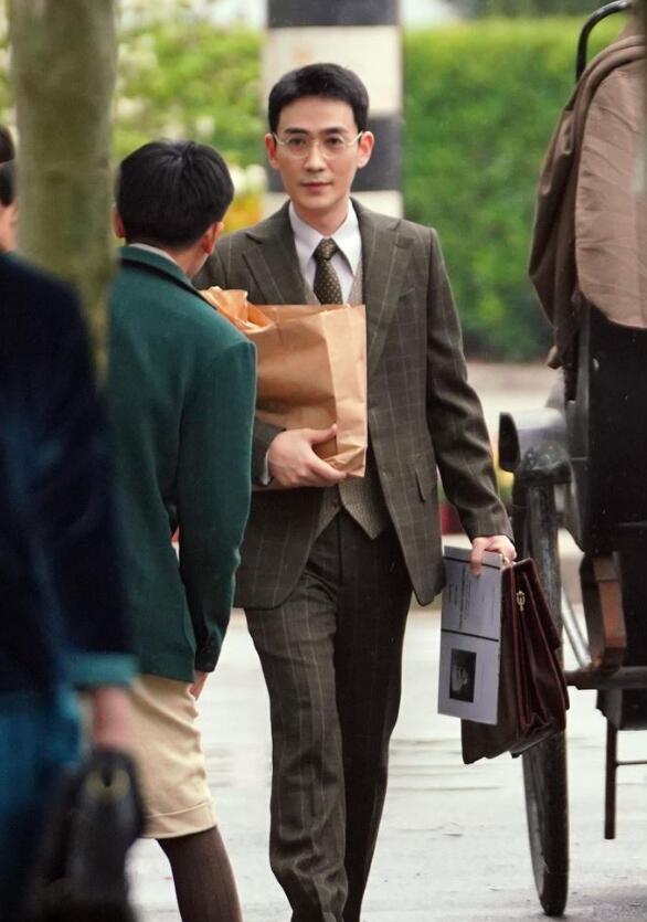 朱一龙《叛逆者》最新路透照片曝光，儒雅的气