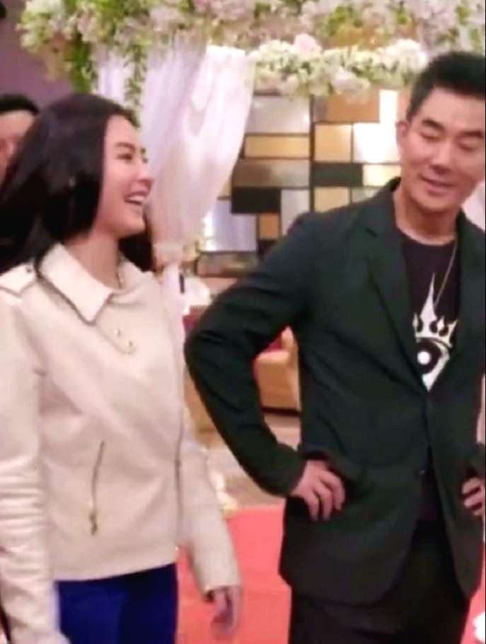 張柏芝罕見同框任賢齊，白衣配初戀發參加婚禮，把新娘風頭都搶了