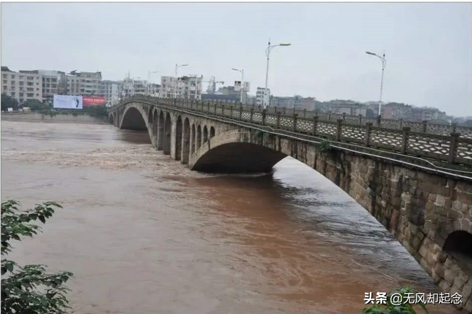 四川有座大桥，通行40年后被专家认定为危桥，结果炸了2次才倒