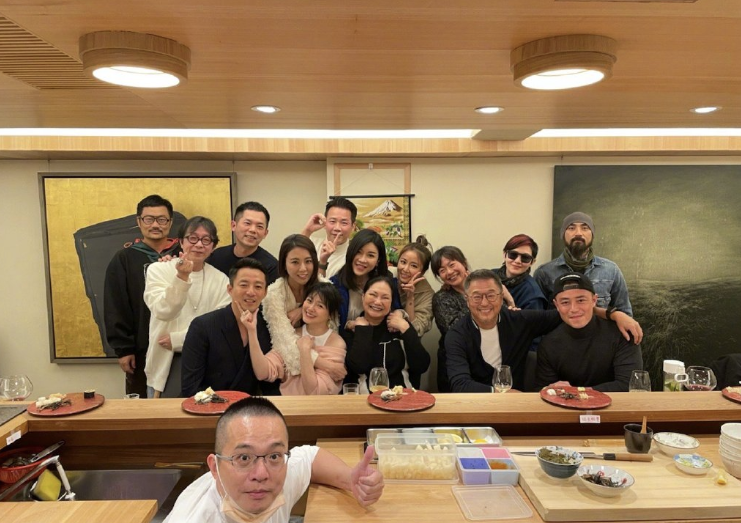 汪小菲慶與大s結婚十週年，夸其為小女孩，鴿子蛋鑽戒惹秦昊注目