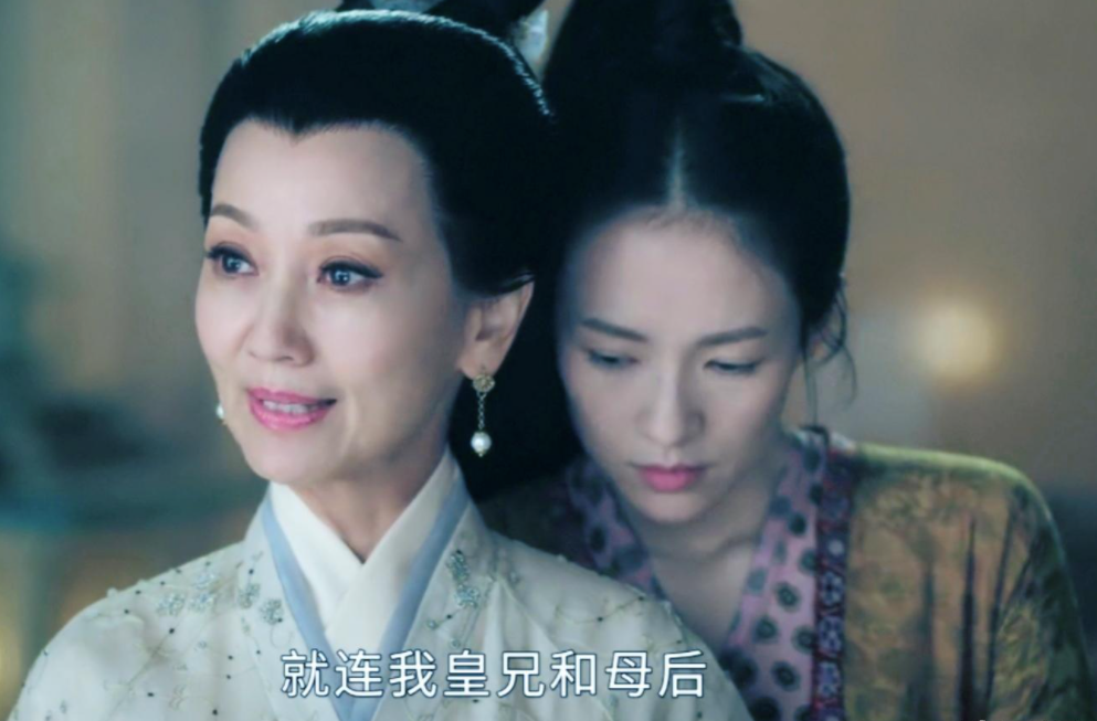 心疼49岁于和伟，与67岁赵雅芝演夫妻，哄着41岁