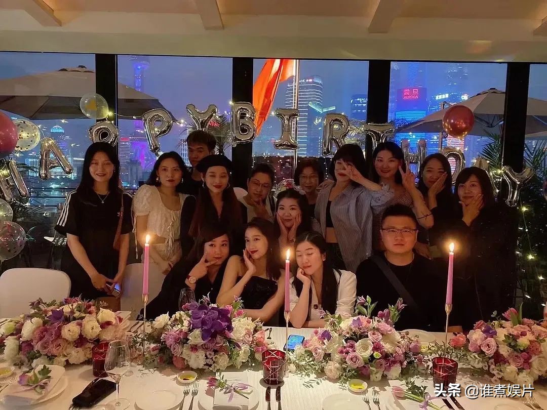 精神姑小娘关晓彤生日派对手拿爱马仕礼物排满沙发拍照妩媚火辣