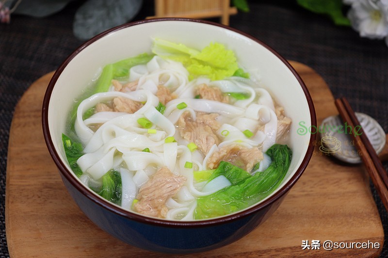 广东的沙河粉别只会炒，煮成汤粉更爽滑，连汤汁都清香味美