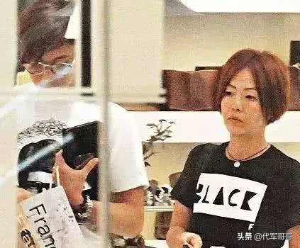 他抛弃相爱10年发妻，恋上赌王女儿却被抛弃，如