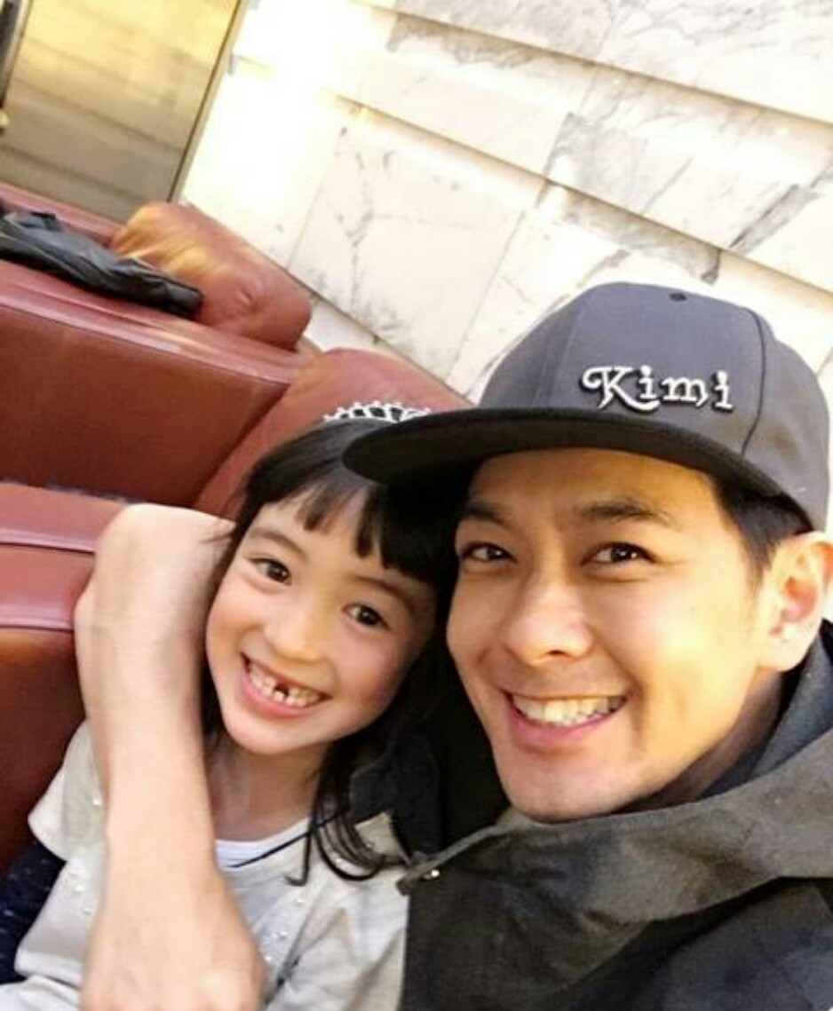 林志穎曬次子學烏克麗麗有模有樣，老三盯著哥哥眼神放空萌態足