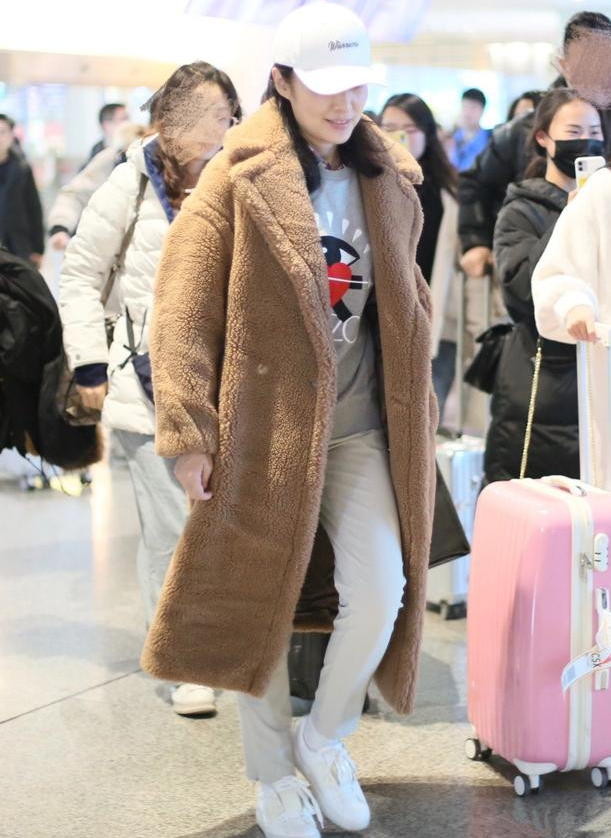 52岁周涛素颜走机场，身穿毛绒大衣不臃肿，配卡