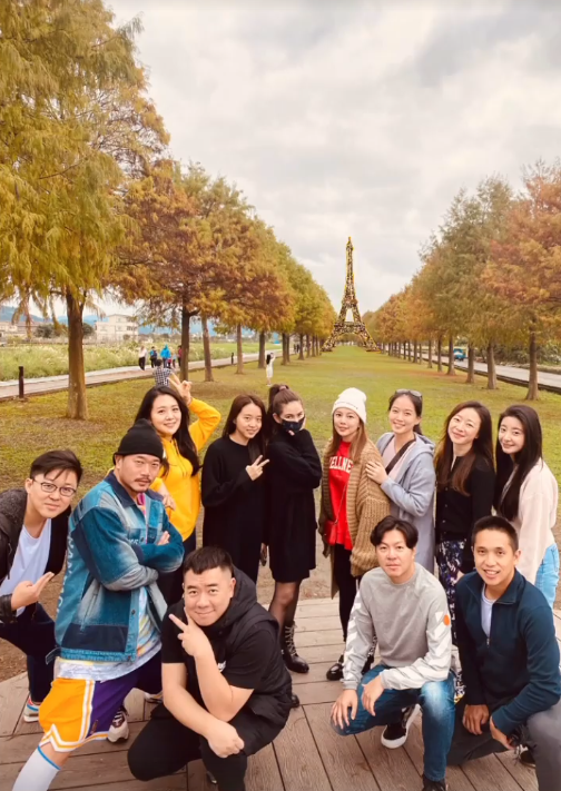 周杰伦携妻参加友人聚会，周董挂昆凌身上比剪刀手，当众撒糖甜齁
