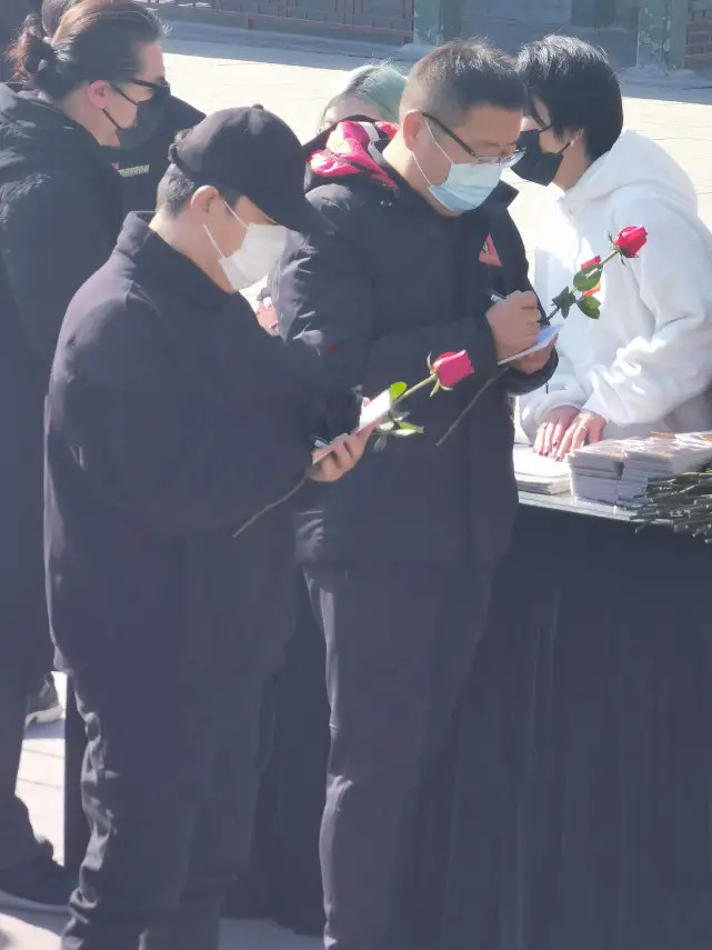 Zhao Yingjun memorial meeting is held, go grieving over before numerous star, when sending off not him comply with last wish