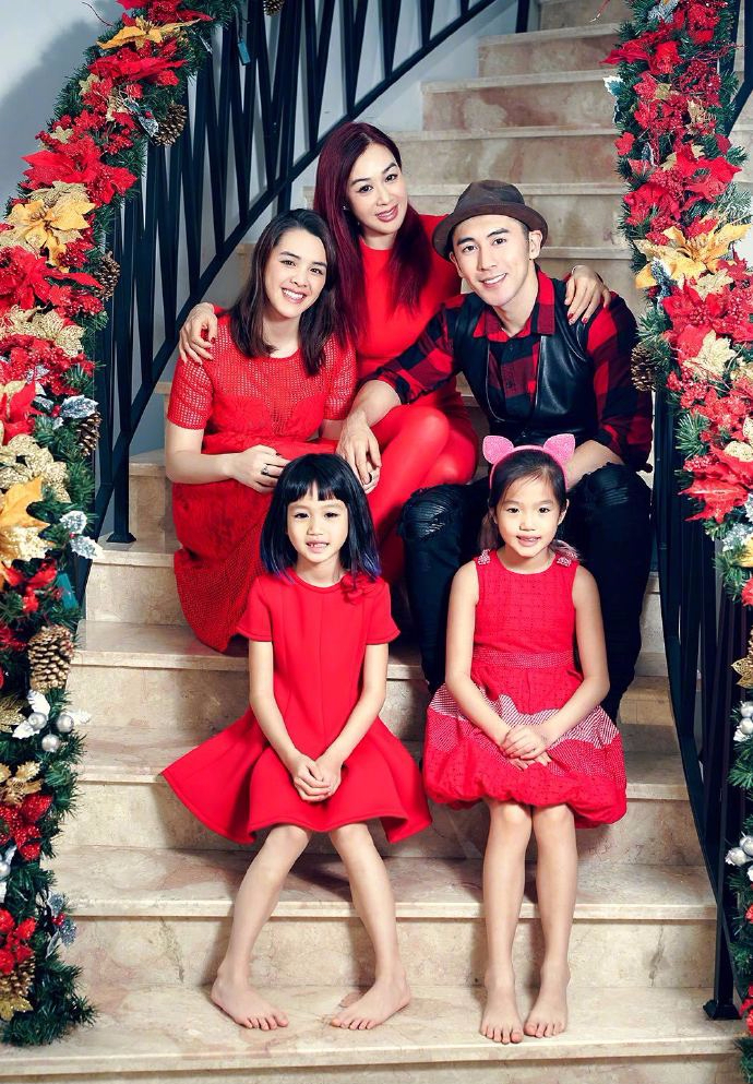 57岁巨星甄子丹晒全家福，25岁长子与继母同框，