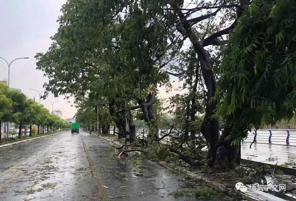 缅甸遭遇强风暴雨冰雹袭击，多个城市一片狼藉