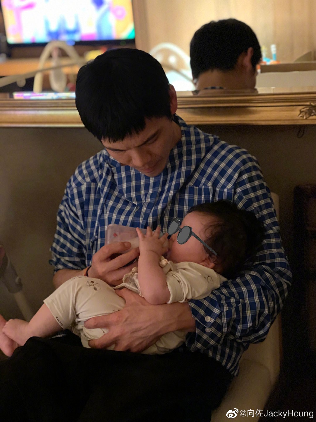 向佐父亲节因工作疫情和女儿分隔两地，向太申请开私人飞机接送