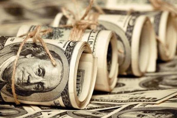 美联储疯狂“印钞”后，人民币得到拥护，千亿