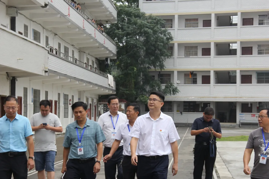 中方人大：陈红利走访慰问教师