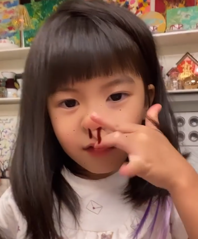 咘咘波妞果真是“小活宝”，画画搞怪全不落，贾静雯直呼：很爱演