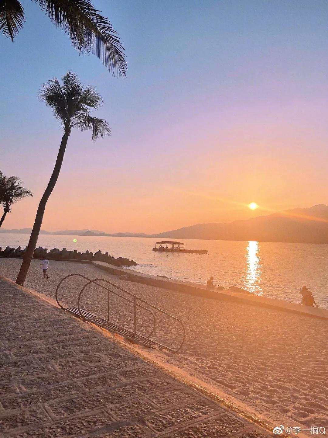 Li Yitong Hainan goes vacationing the beach is illuminated