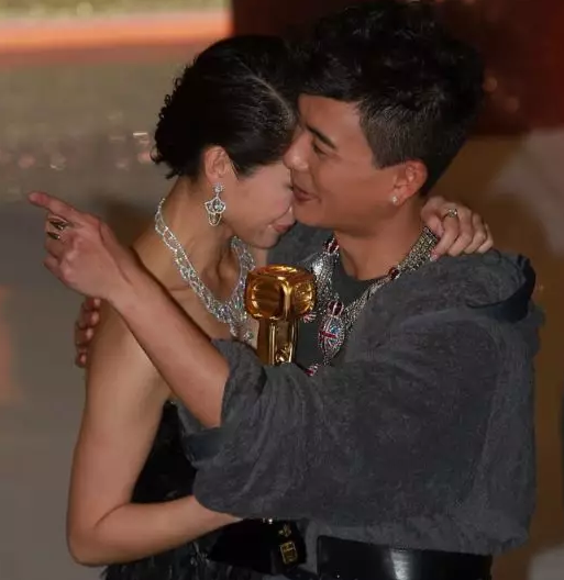 胡杏兒老公到底有什麼魔力，讓TVB女神高齡產子“四年抱三”