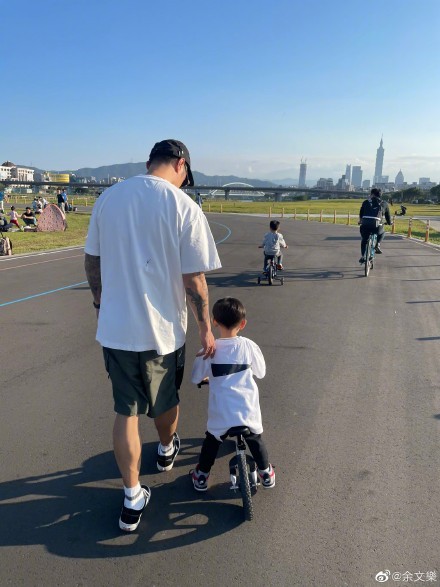 余文樂帶妻兒出門遊玩，寵溺看老婆打球，兒子發脾氣兩人半蹲輕哄