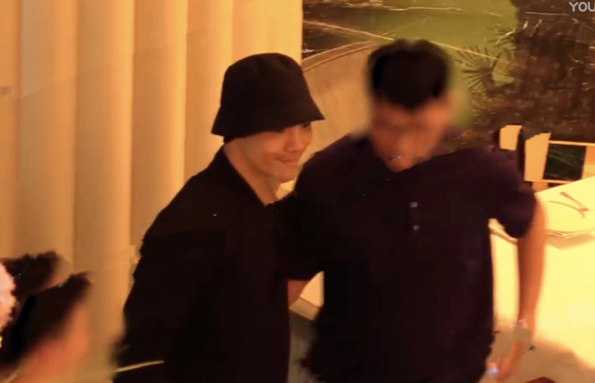 向佐一家出门被拍，郭碧婷穿扮朴实背微驼，女儿扎小辫子萌态十足