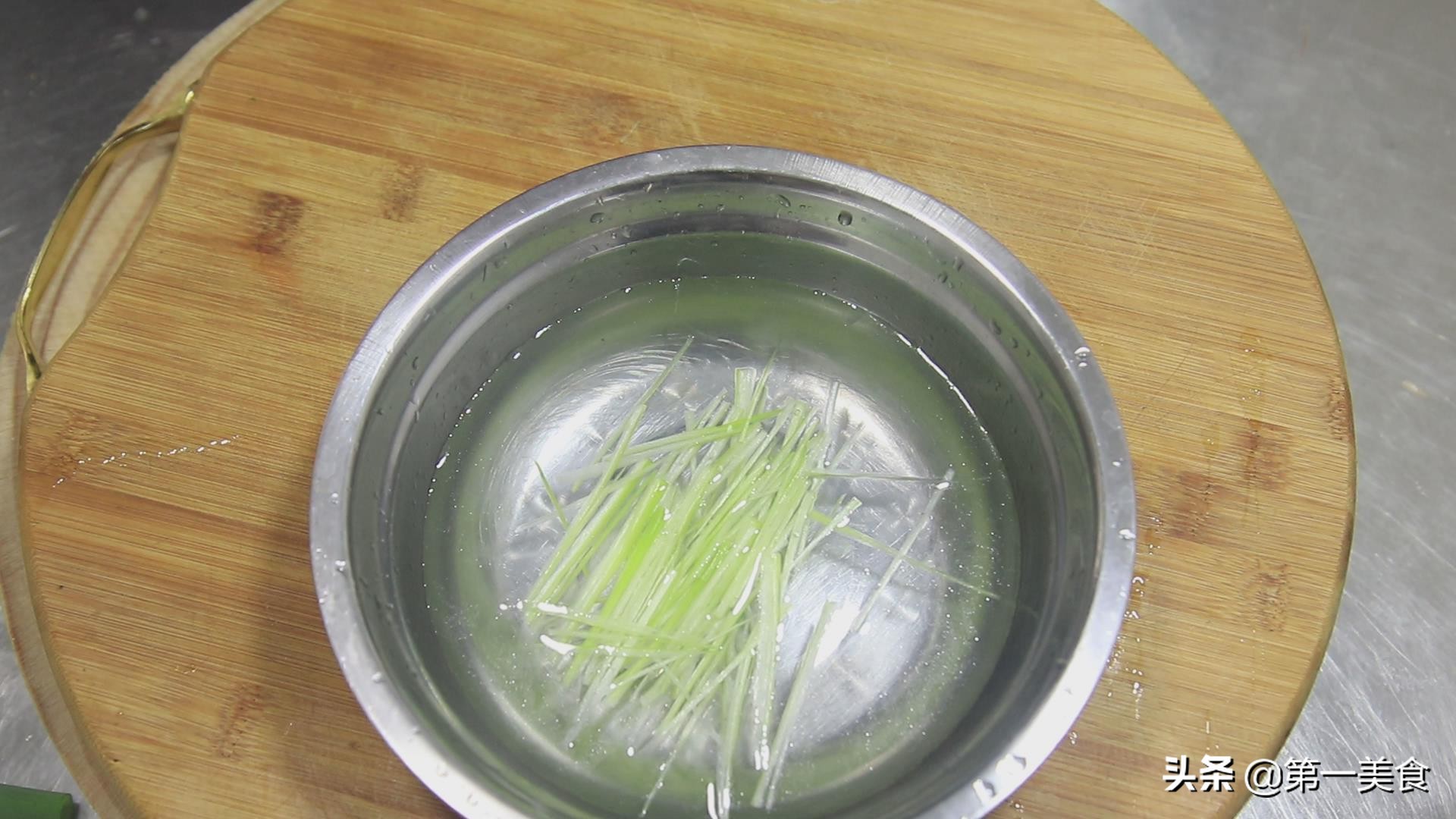油燜大蝦家常美味做法，色澤金黃，營養美味又補鈣，看一遍就會做