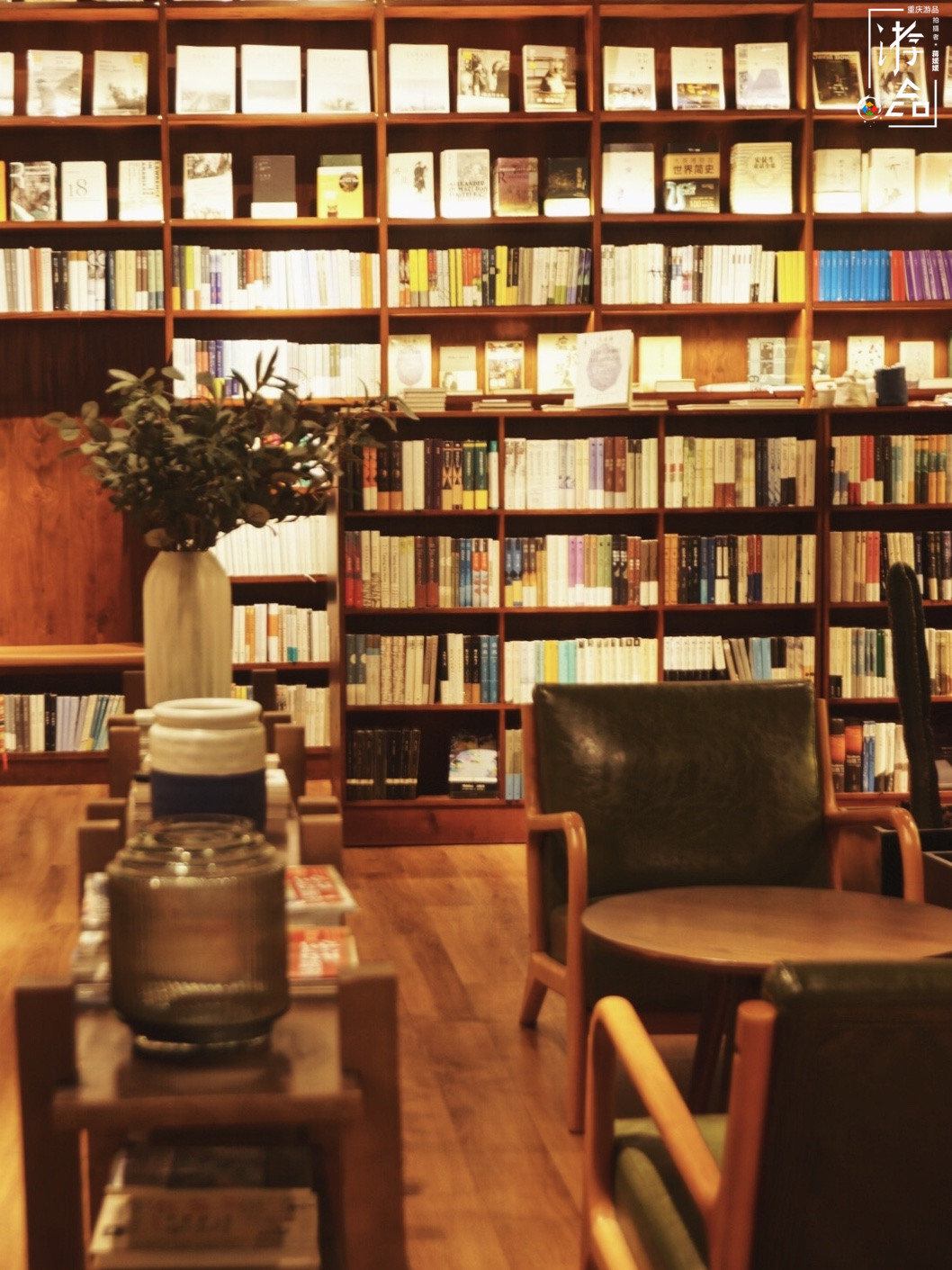 不被人理解的刀锋书酒馆：老板辞去高薪外企工作，独自经营小书店