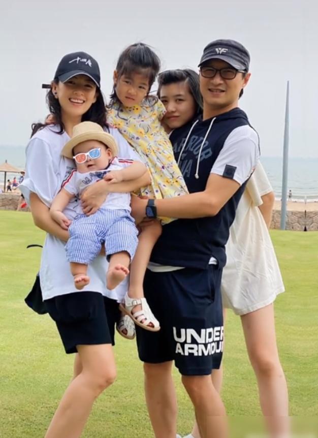 章子怡抱女儿探班汪峰，见证对方高光时刻，毫不掩饰对丈夫的崇拜