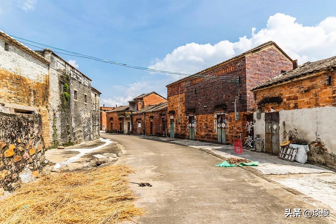 A mysterious "gossip village" actually uses house walls to make village walls, so thieves will get lost
