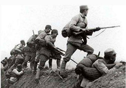 抗日将军吃饭发现一只鸟，立刻停筷，下令战士