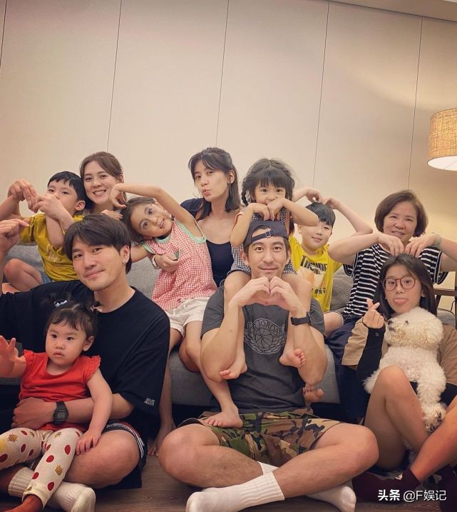 三代同堂的合影很温馨！贾静雯携3位女儿为修杰楷庆祝父亲节