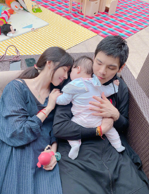 向佐父亲节晒家庭合照，与郭碧婷和女儿依偎，小奶皇正脸像妈妈