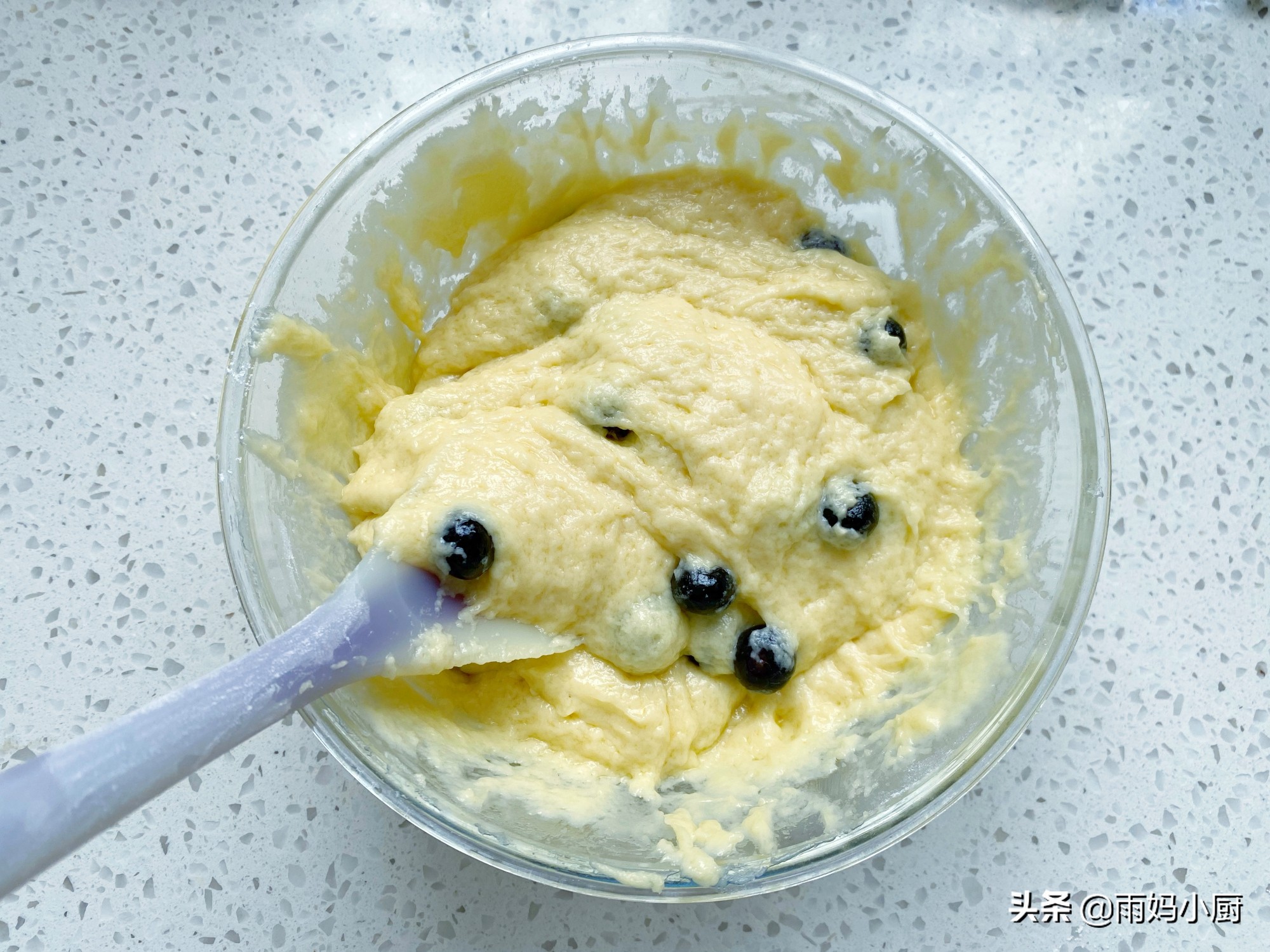 10分钟搞定，爆浆蓝莓麦芬蛋糕，外酥里软又美味，秒杀蛋糕店