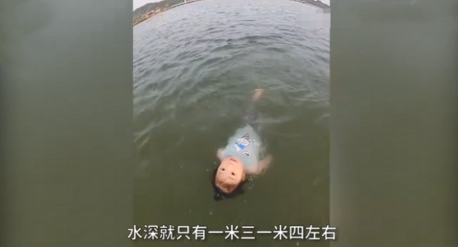 真牛！2岁女童10分钟横渡沾天湖，途中变成各种姿势，网友：她肯定是鱼变得
