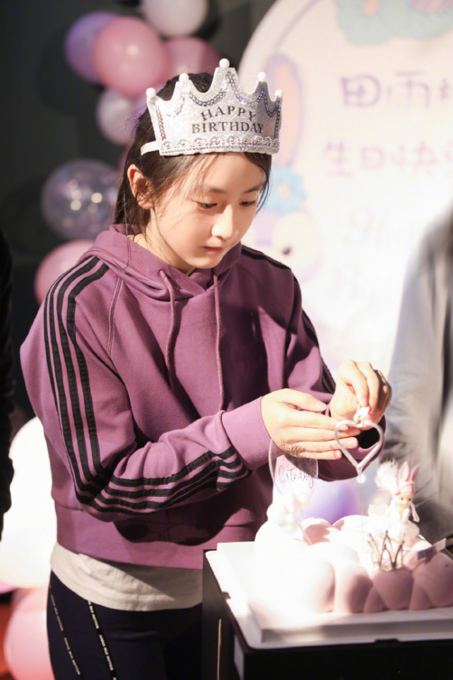 田亮夫婦為女兒慶生，一家四口幸福同框，13歲森碟身高直追爸媽