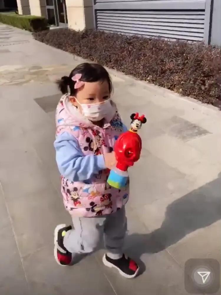 李亞男帶大女兒去散步，2歲Gabby活潑可愛，小奶音超萌