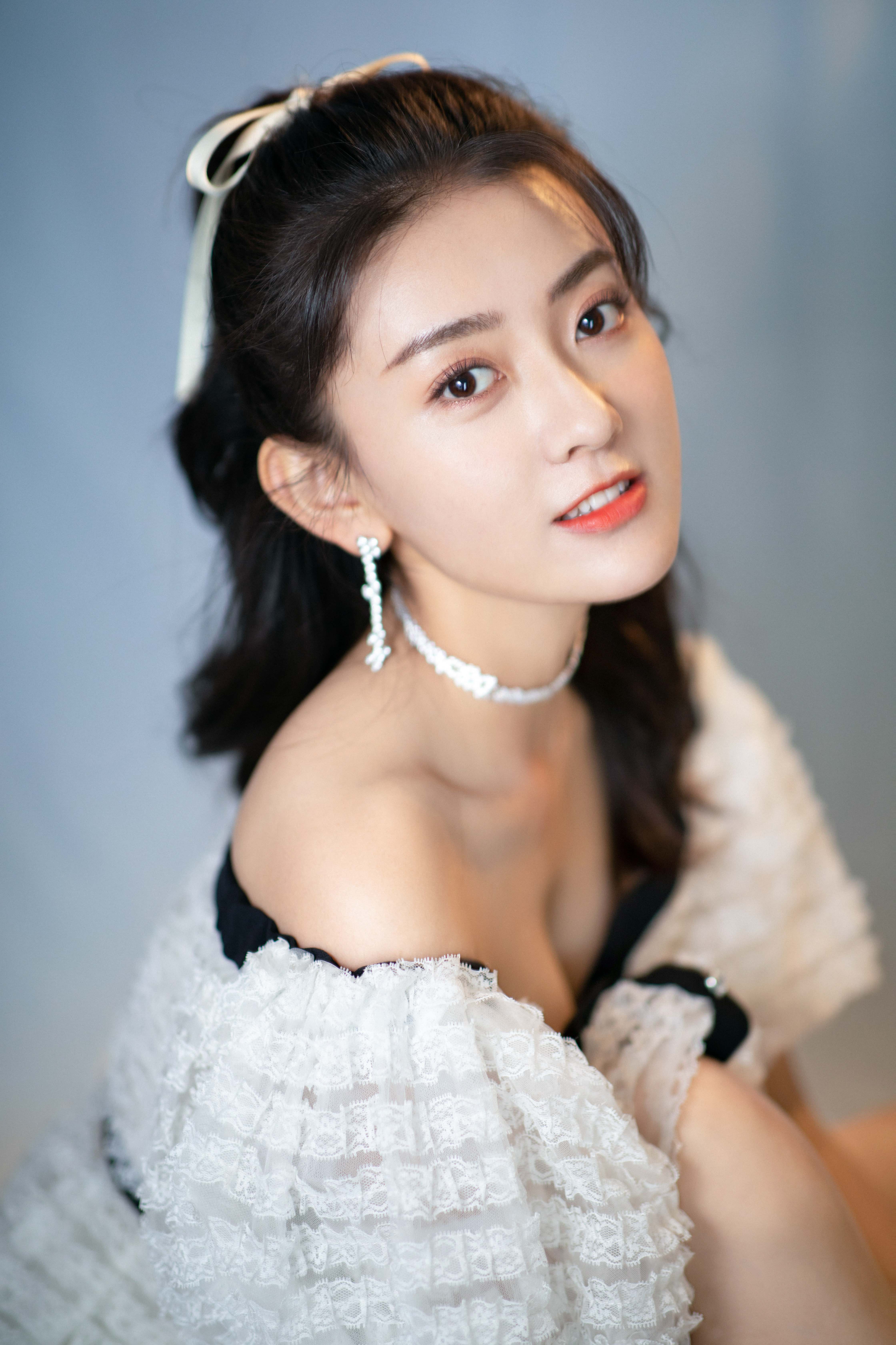 梁潔可愛風公主裙 甜美亮相大眾電影百花獎閉幕式