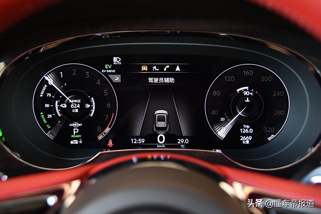 取而代之的是一块全液晶仪表盘,但为了界面中还是采用了机械仪表的