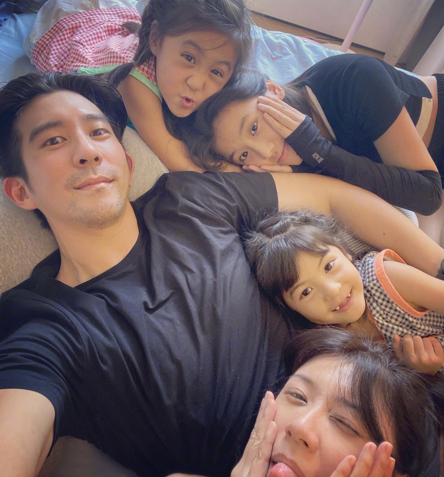 贾静雯晒女儿近照，梧桐妹成熟咘咘美如洋娃娃，孩子是父母老师？