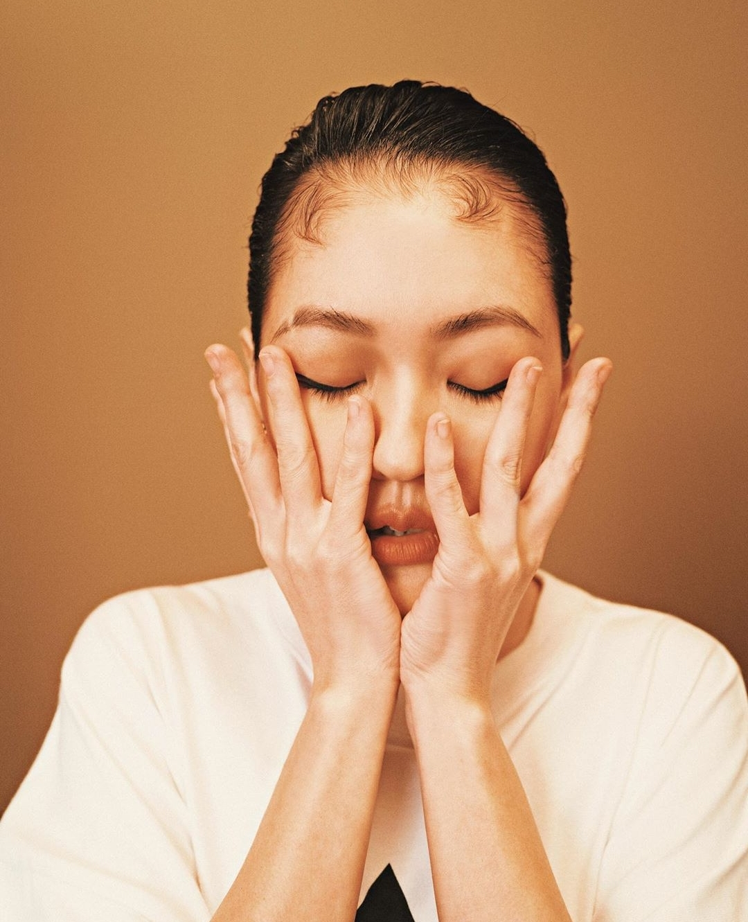 小S攜大女兒拍寫真，14歲許曦文穿搭成熟，母女神態高冷像姐妹