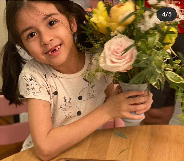 梁詠琪帶娃做蛋糕，45歲素顏真實，5歲混血女兒門牙掉光仍漂亮