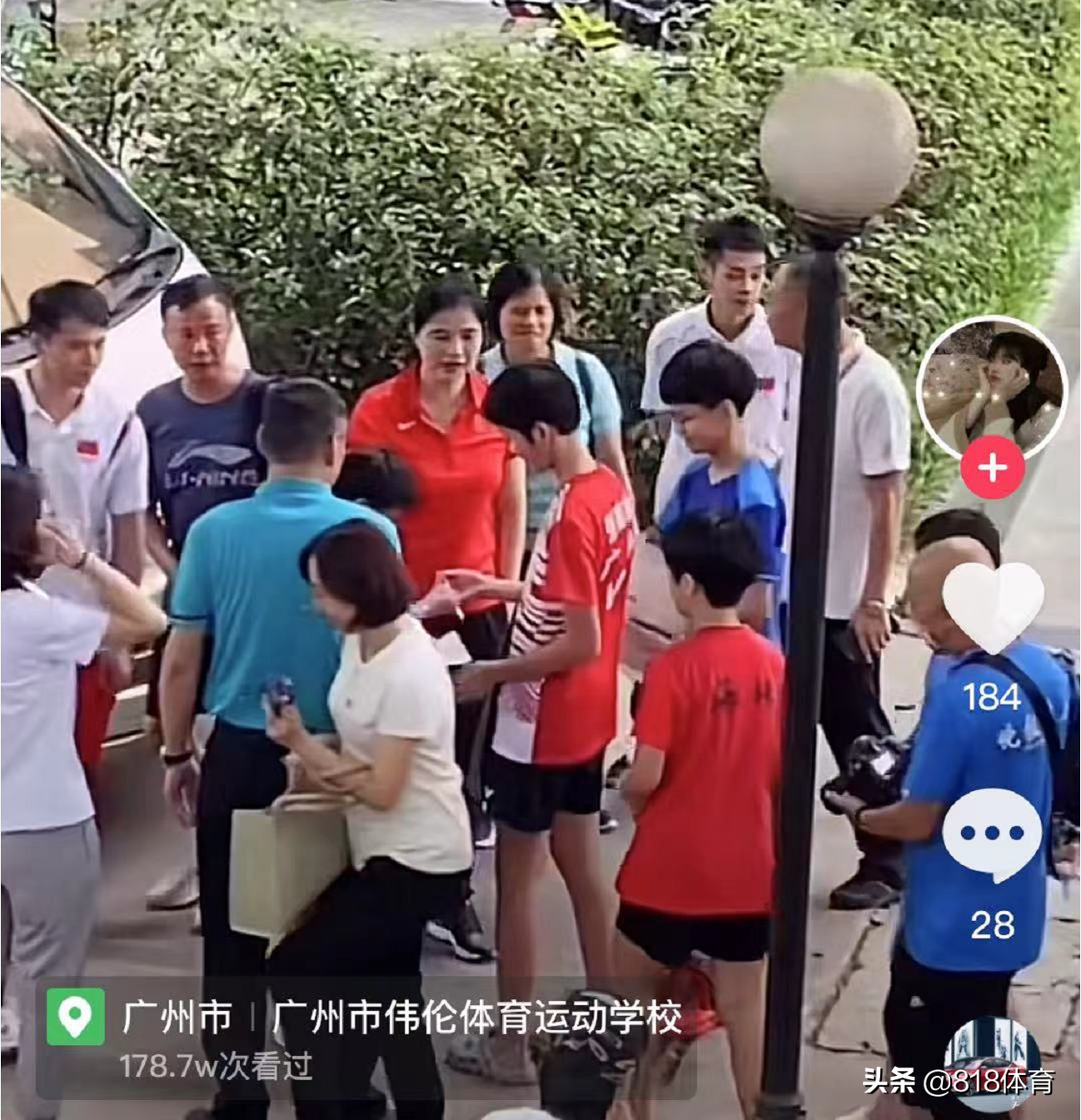 万人迷!全红婵回母校被男女足队员追星,询问何教练给大家一一签名