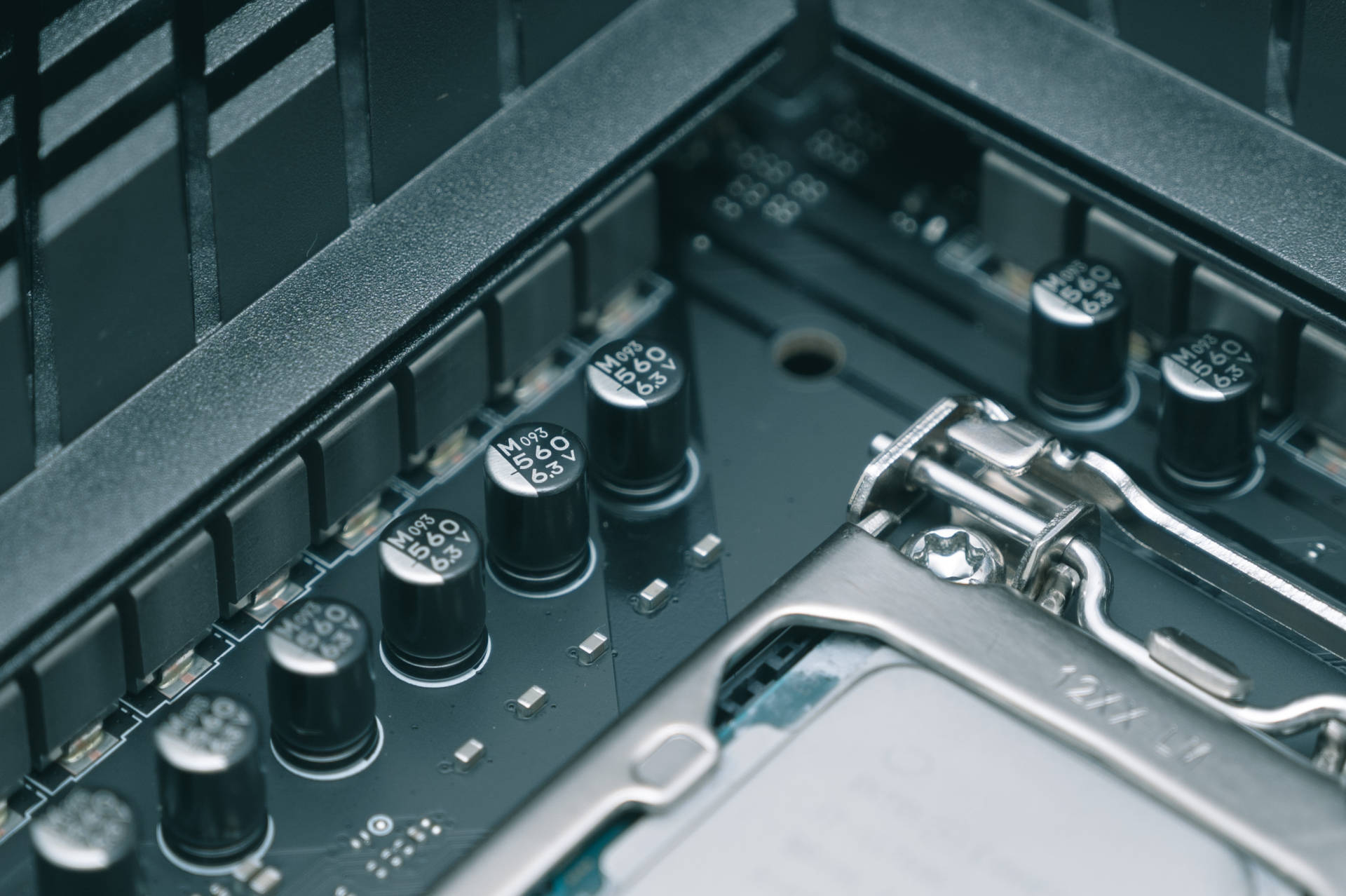 视觉设计的领跑者，不跟随的设计，微星Z590暗黑版上手体验