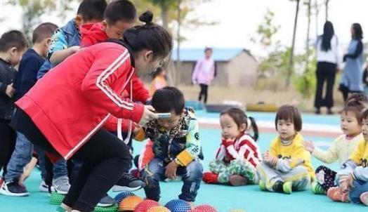 为何幼儿园“教师荒”严重？高压低薪的困境，劝退不少毕业生