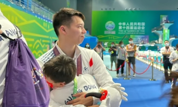 争议！曝全红婵师哥蹭热度，朝粉丝索要礼物，才给发现场视频