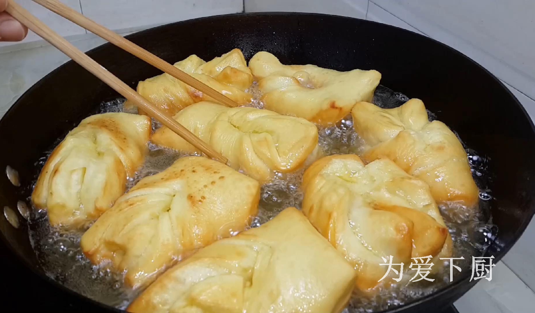 2個雞蛋，半斤麵粉，鍋裡炸一炸，鬆軟又香甜，比麵包油條還好吃