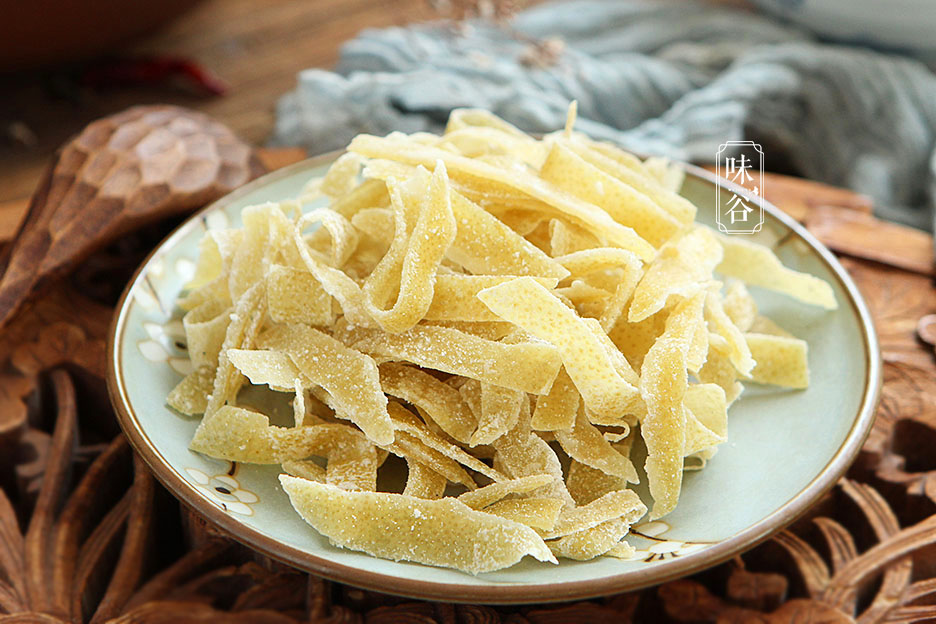 秋天这果皮扔掉太浪费，做小零食特棒，香甜有嚼劲，嗓子也爽利