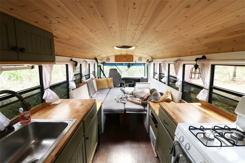 男子把校车改造成家，最多可睡下6人，独居其中