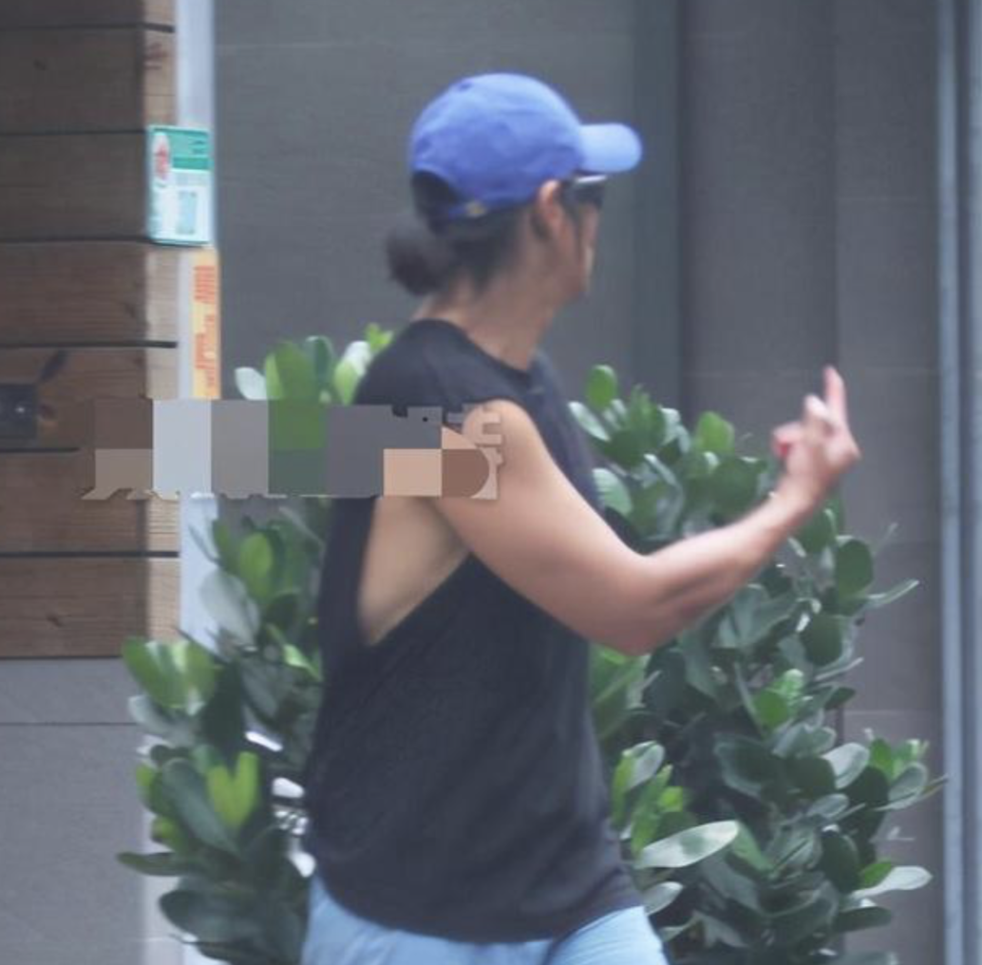 彭于晏形象崩坏，当街对路人竖中指满身戾气