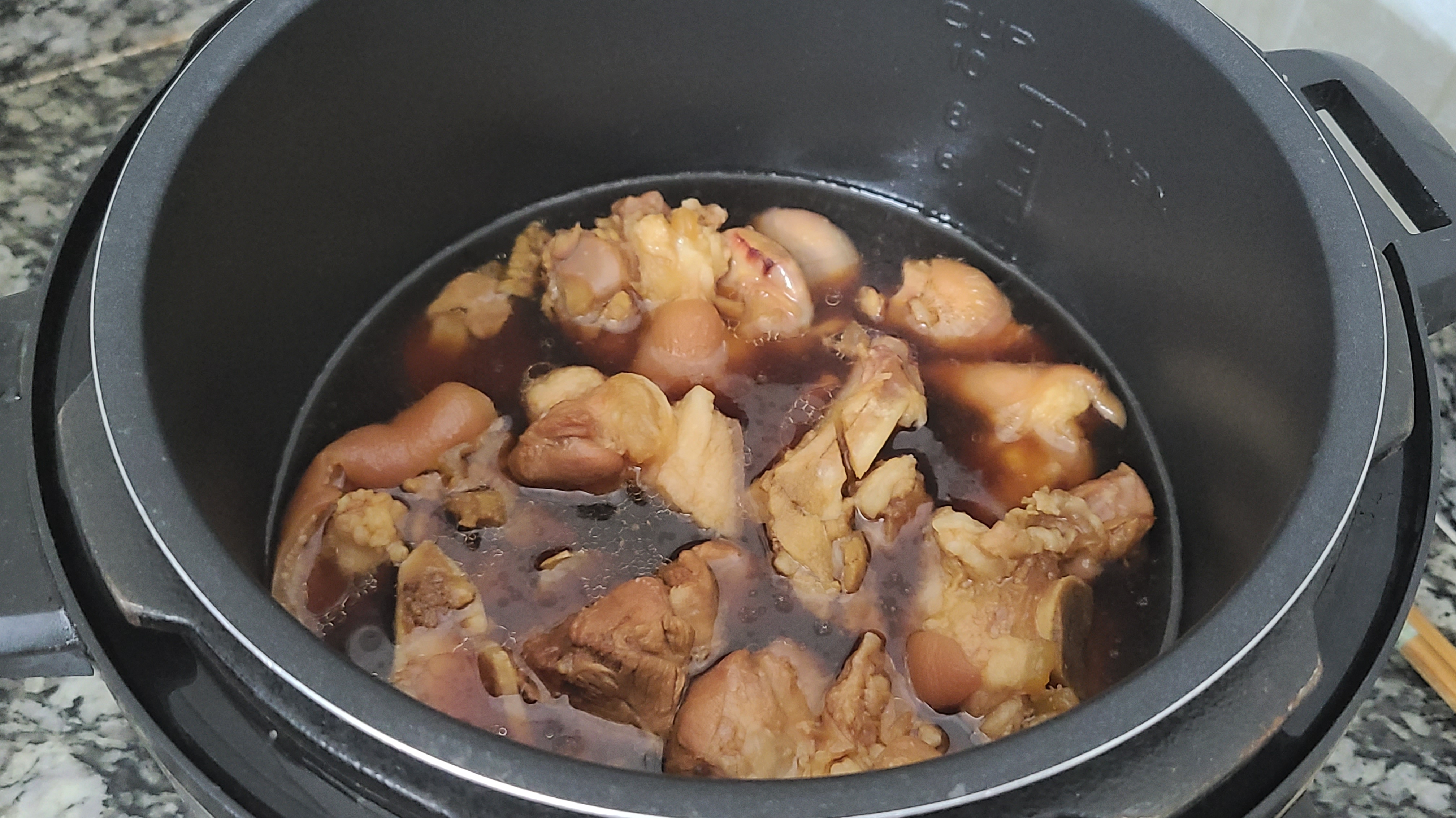 蒜香猪脚，简单好吃香味浓，这样的下饭菜，看着就嘴馋