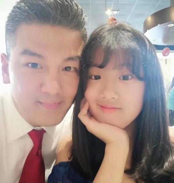 贾静雯大女儿庆16岁生日！被父亲和继母左右亲吻，一家三口好温馨