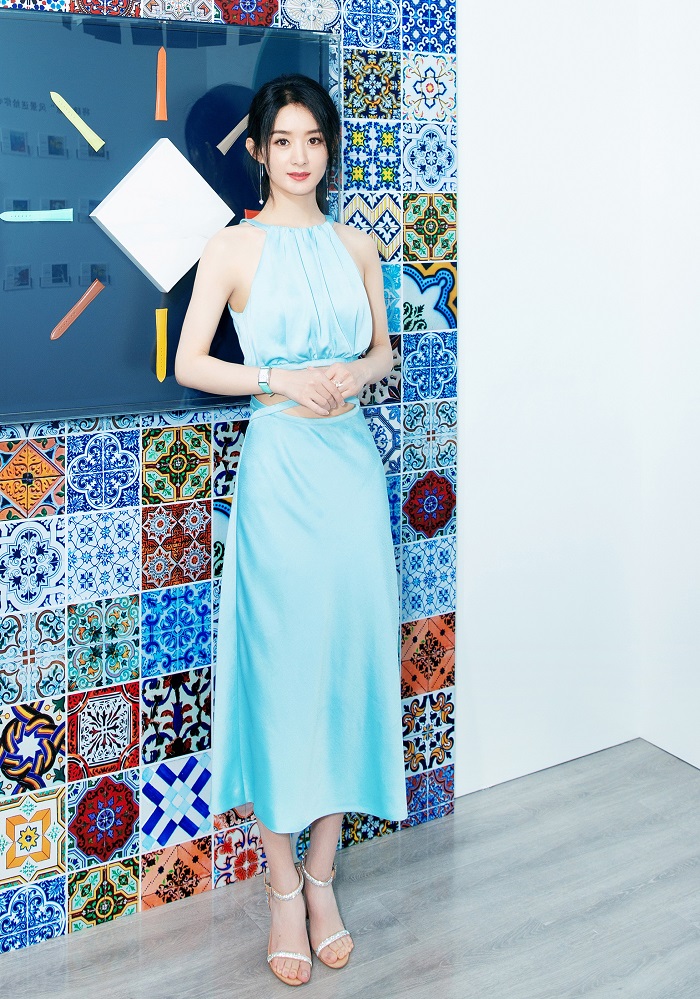 赵丽颖“小蛮腰”上热搜，产后不凹少女人设，