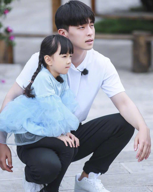 小山竹长大了，小时候的娃娃脸变成瓜子脸，美得让人认不出来了